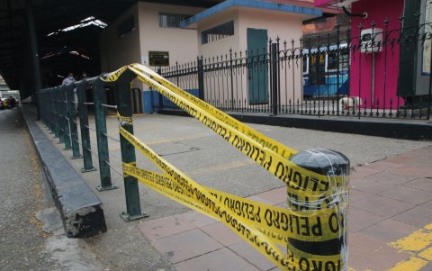 Algunas estaciones todavía permanecen con las líneas que advierten del peligro.