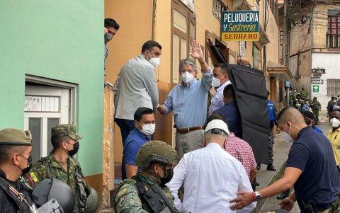 El mandatario saluda a los habitantes de Zaruma que se congregaron en los alrededores de la Unión Obrera.