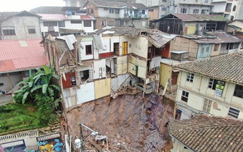 Imagen aérea del socavón en Zaruma.