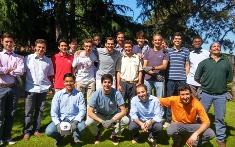 Felipe en compañía de sus compañeros aspirantes a seminaristas en Roma, Italia