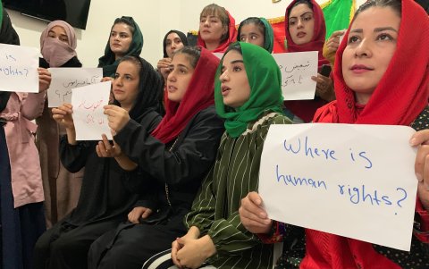 - El autodenominado Grupo de Unidad y Solidaridad de Mujeres Afganas protesta de manera clandestina en un piso bajo de un barrio de Kabul (Afganistán) el pasado 12 de diciembre. EFE/Moncho Torres