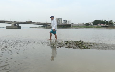 El canoero Víctor Intriago ha sido testigo de cómo los peces han desaparecido del lugar.