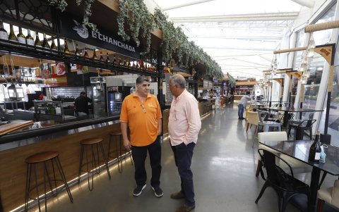 Aguinaldo. Wilson Andrade (i) le comenta a Romero las intenciones que tenía de darle a su personal un aguinaldo y la quincena adelantada con lo que pensaba ganar en estas fechas y  lo que tenían programado previo a los cierres viales.