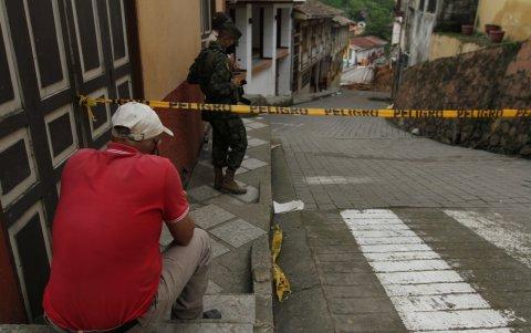 Resignación. Habitantes de la zona 0 solo quieren sacar sus enseres.
