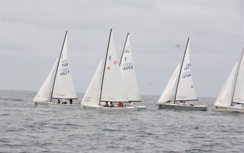 Las 24 embarcaciones compiten en la rada de Salinas desde el 15 de diciembre.