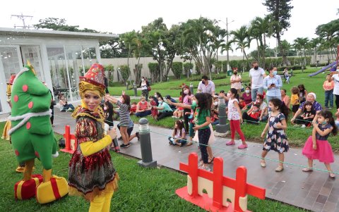 Los personajes de Duendi y Duendina junto con el árbol de Navidad hicieron bailar a los más pequeños.
