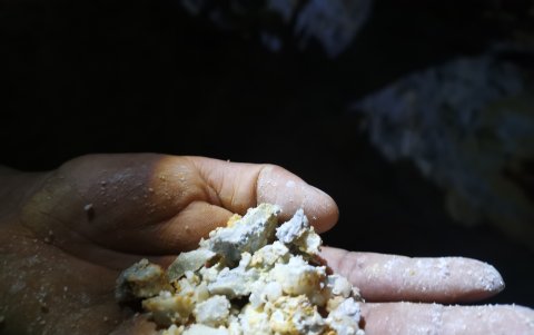 Roca. Un uniformado muestra el material de la beta.