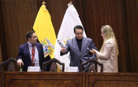 Comisión. Fernando Villavicencio (en medio), presidente de la mesa de Fiscalización de la Asamblea Nacional.