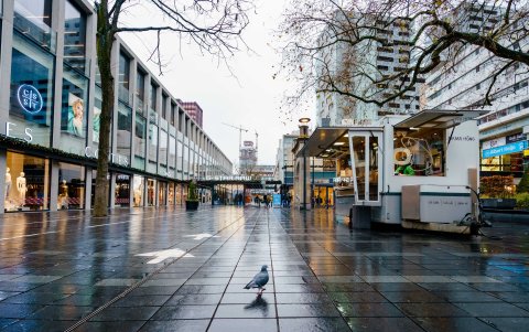 Rotterdam. Uno de los espacios públicos se observa vacío tras el endurecimiento de las medidas ante la variante Ómicron.