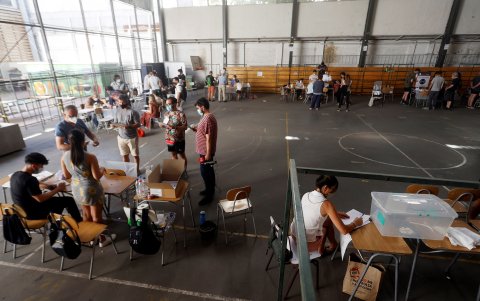 SANTIAGO. El conteo de votos para el crucial balotaje en Chile arrancó este domingo tras el cierre de los más 2.500 centros de votación.