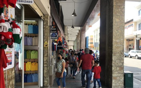 En el centro de Guayaquil, los comerciantes el flujo comercial aumenta durante diciembre, pero los comerciantes trabajan con temor a la inseguridad