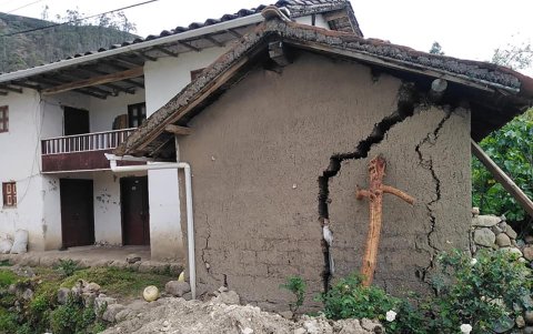 Una casa de adobe a punto de sucumbir ante la falla geológica.