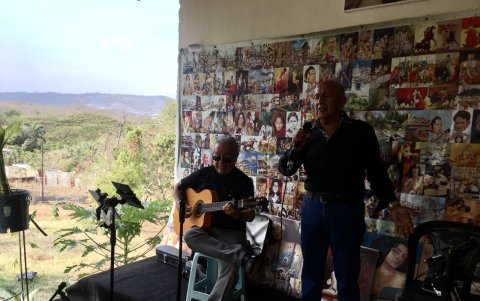 Pedro Díaz, en compañía del requintista Cristobal Villacís, se fueron de boleros.