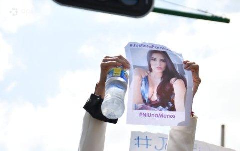 Familiares de la víctima al exterior de la Fiscalía.