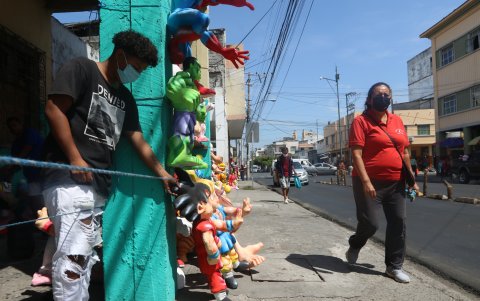 Normas. En la zona ya hay propietarios que, con cuerdas, procuran no bloquear el paso de peatones.