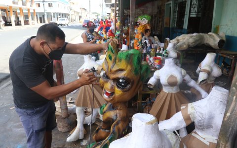 Dinamismo. Los artesanos le dan los últimos detalles a sus creaciones.