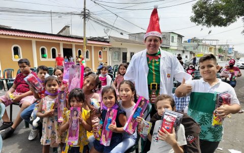 La Asociación de Profesores de la Universidad de Guayaquil entregó juguetes a niños de escasos recursos.