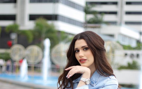 Casual y cómoda fue como eligió sentirse para este outfit, perfecto para una tarde relajada y tranquila. Lo combinó con tacos para verse más estilizada.