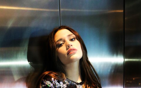 Los brillos trasmiten elegancia y al mismo tiempo esa vibra festiva. Es por eso que este vestido ceñido al cuerpo sería otra de sus  opciones para despedir el 2021.