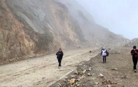 El panorama es crítico a la altura del km 49 de la vía. Aún así en la zona hay constante presencia de personas.