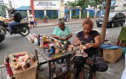 María León lleva 50 años trabajando en la restauración de imágenes religioso. Lo hace junto a sus hijos y nueras.