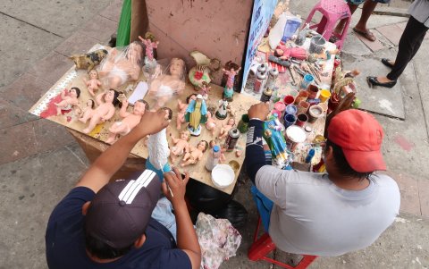 La restauración de imágenes religiosa es un negocio familiar que tiene apogeo en el último mes del año.