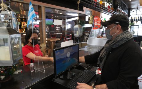 La exigencia del documento no rige para negocios como restaurantes, donde se mantienen otras medidas de bioseguridad, como en Mall del Río.