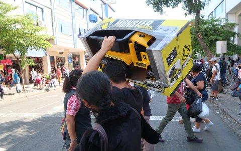 El centro. Desde el pasado lunes, es común ver en el corazón de la ciudad, a familias enteras cargando fundas de ropa y juguetes que entregarán en estas fiestas. El movimiento es el mismo hasta la noche.