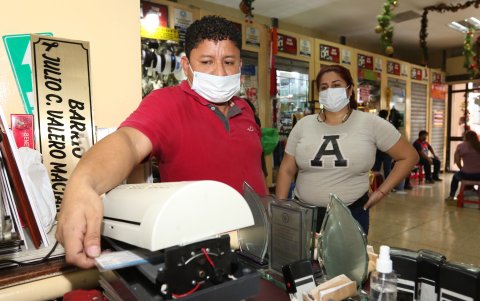 Plastificado. La exigencia del certificado aumentó la clientela de Iván Maldonado por la plastificación del documento. A diario acuden de 10 a 15 personas.