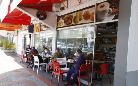 Los restaurantes redujeron su aforo. Muchos propietarios no están de acuerdo con la medida.