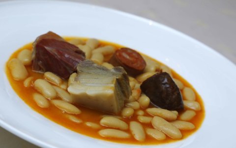 La fabada, plato tradicional de la cocina asturiana lleva chorizo, carne de cerdo y morcilla.