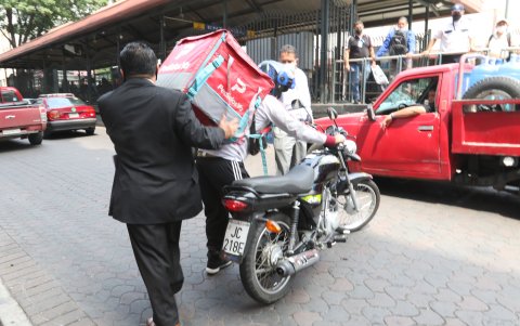 Esfuerzo. Algunos ciudadanos intentaron detener al motorizado, pero logró huir del sitio.
