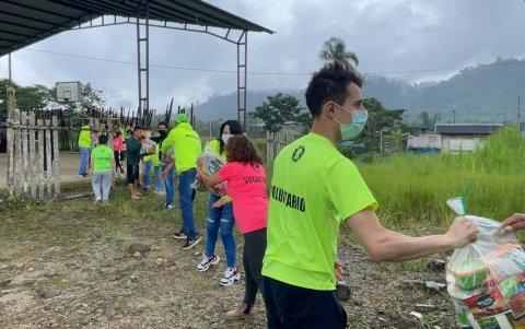 Archidona. En una comunidad indígena de la provincia de Napo, los voluntarios de Radicales Marcados por Cristo entregaron regalos, víveres y ropa a 100 niños.