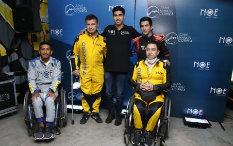 Juan Manuel Correa junto a los pilotos de karting adaptados, a los que apoya.