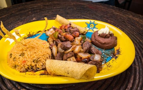 Costo. Los precios del menú van desde los $15 por persona.