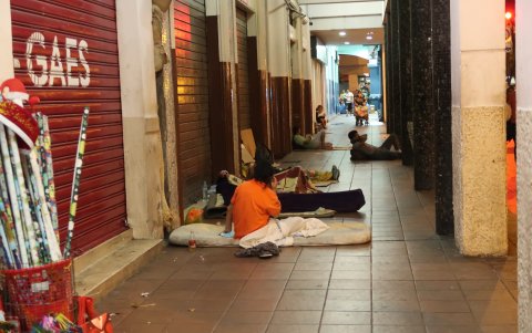 Decenas de personas duermen en las calles