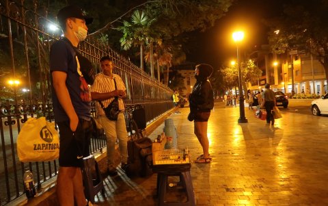 Personas se reúnen y preparan la noche de este 24