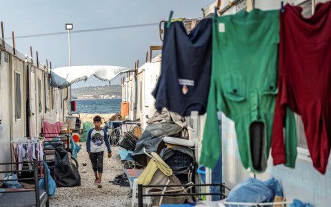 Campamento en Lesbo. Un refugiado camina por las viviendas provisionales del campo de Kara Tepé en Lesbos.