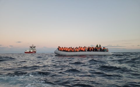 La ONG francesa SOS Mèditerranée, rescata a un centenar de migrantes en aguas internacionales frente a las costas de Libia.