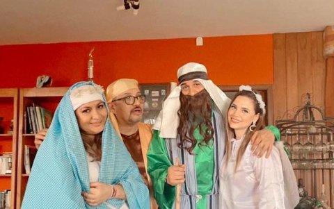 En la fiesta caracterizan a personajes del nacimiento. Desde la izquierda: Debbie de Tábara (María), Oswaldo Tábara (José), Alfredo Vivar (pastor) y Diana de Vivar.