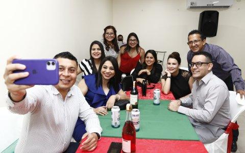 Un grupo de amigos se reencuentran en una fiesta presencial, todos vacunados contra el coronavirus.