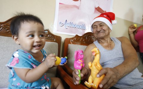 Tulio León tiene 8 hijos, 15 nietos, 10 bisnietos y 3 tataranietos. A él le gusta jugar con los niños de su familia y también darles de comer guineo.