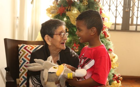 Cariño.- Esperanza Campoverde junto a uno de sus bisnietos.