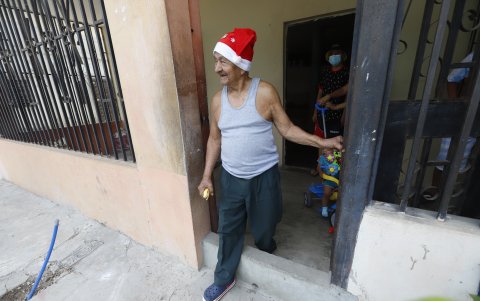 Tulio León a la entrada de su casa.