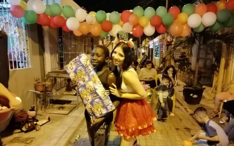 Los niños disfrutaron de regalos de un la entrega de dulces.