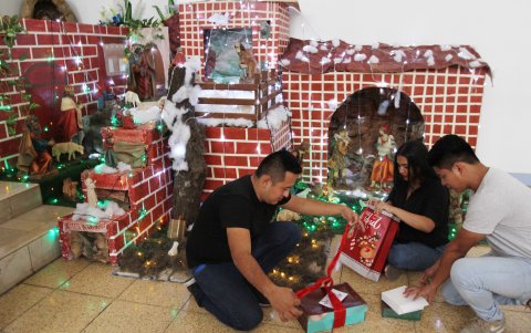 El intercambio de regalos se celebró entre amigos y familiares.