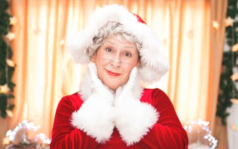 Le encanta compartir con los niños y escuchar sus pedidos.