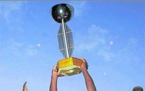 El Capi levantando el trofeo nacional en el 2000.