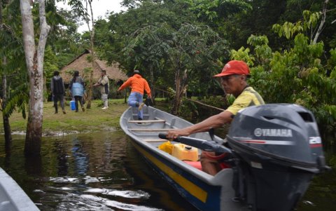 Sus obras navegan por los ríos de la selva ecuatoriana.