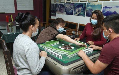 Práctica. En la foto, dos guayaquileñas comparten una partida de este juego de mesa tan popular en China que se lo considera el juego nacional.